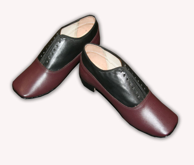 Maroon and Black Ladies Low Shoe size 7